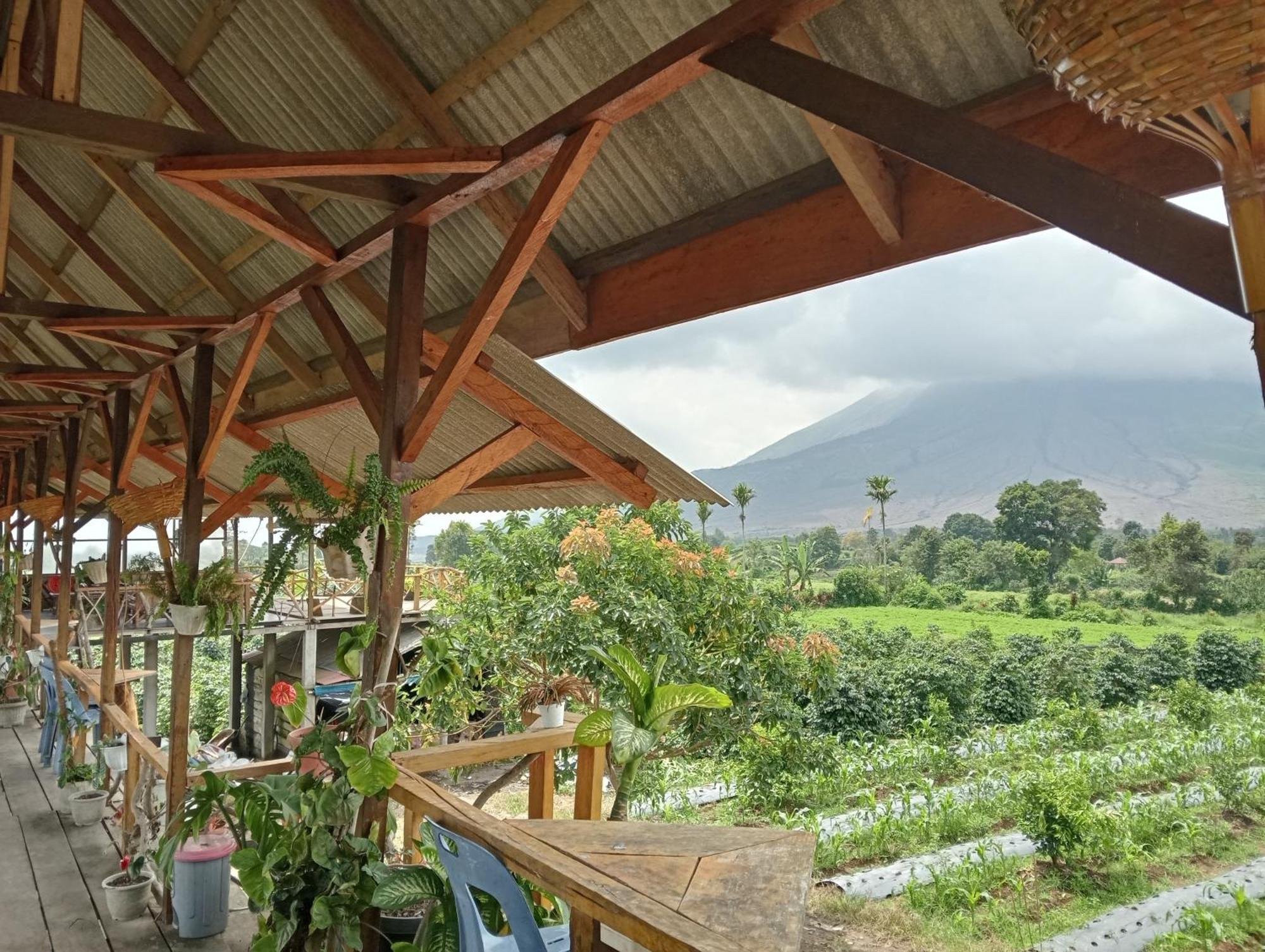 Vulkaan Homestay Berastagi Exteriér fotografie